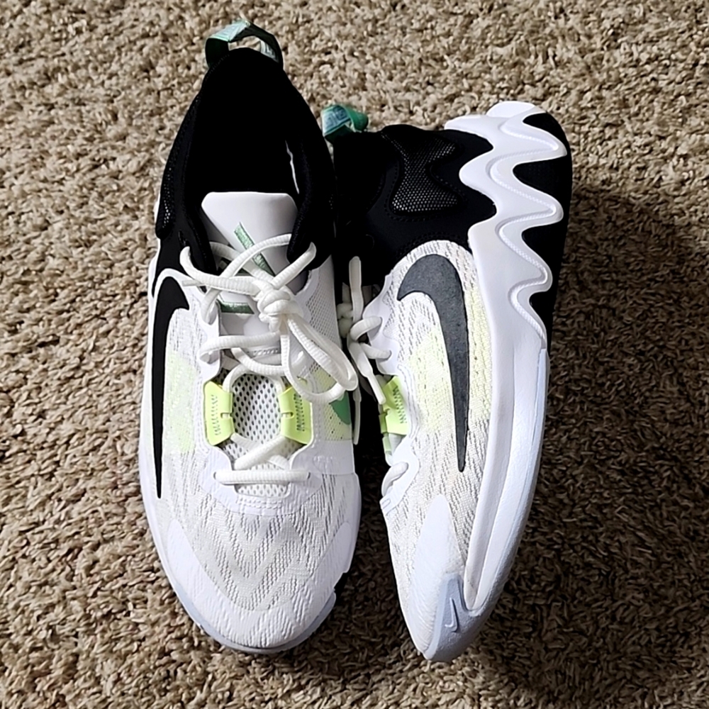 Boys Nike Big Kid size 6.5 Giannis Immortality 2